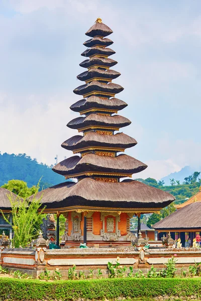 Balinese water palace on Bratan lake — Stock Photo, Image