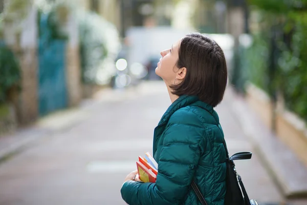 Jong meisje lopen in Parijs — Stockfoto