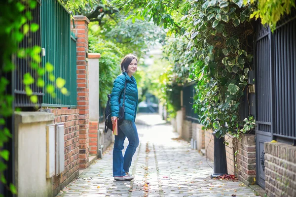 Glad ung flicka vandrar i Paris — Stockfoto