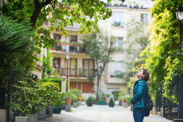 Genç kız Paris'te yürüyüş — Stok fotoğraf