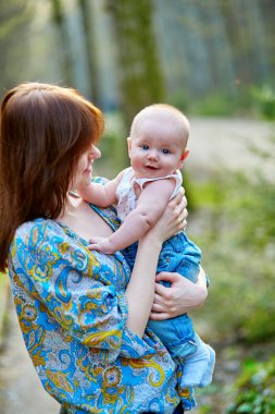 Genç anne ile küçük oğlu bir bahar gününde