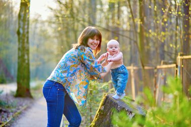 Genç anne ile küçük oğlu bir bahar gününde