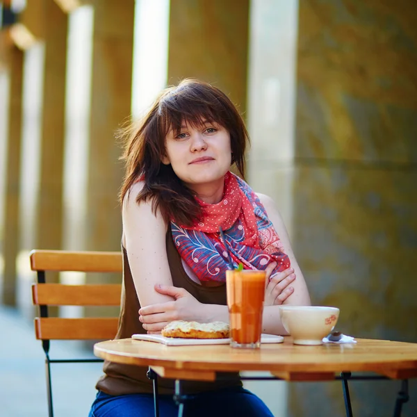 Beautiful young girl in cafe — Stock Photo, Image