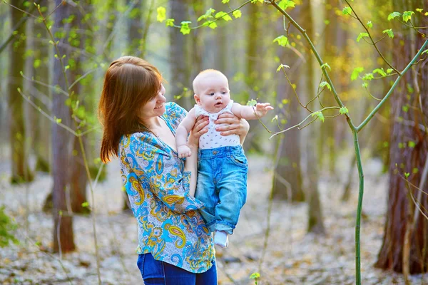 Ung mamma med sin lilla son en vårdag — Stockfoto