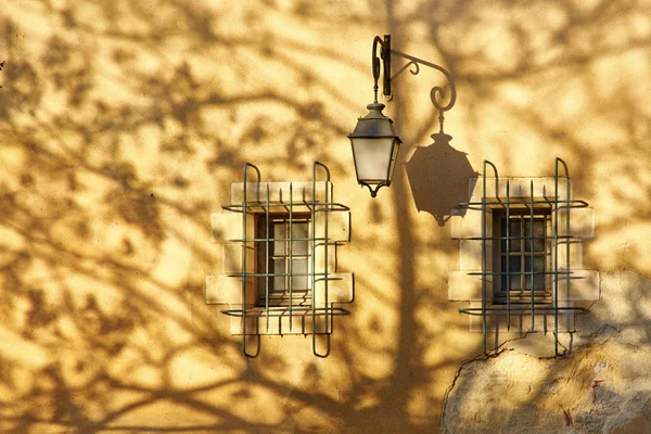 Laterne, zwei Fenster und Schatten — Stockfoto