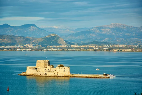 Vista del castillo de Bourtzi en Nafplion, Grecia — Foto de Stock