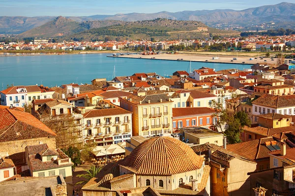 Vista sugli uccelli del Nafplion centrale con tetti di tegole rosse — Foto Stock