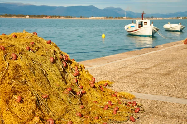 Montón de redes de pesca amarillas en puerto —  Fotos de Stock