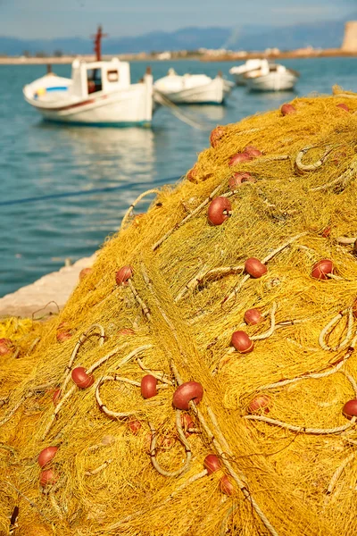 Montón de redes de pesca amarillas en puerto —  Fotos de Stock