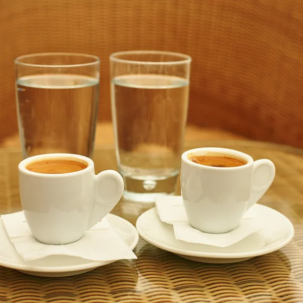 Due tazze di caffè e due bicchieri d'acqua — Foto Stock