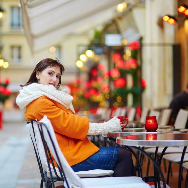Mutlu kız Paris bir kafede kahve içme