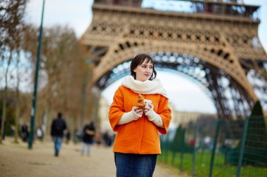 Kahve ile yürüyen turist de Paris,