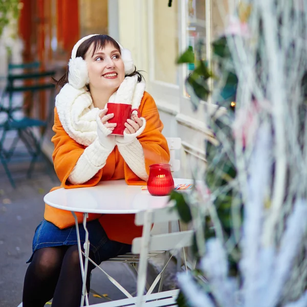 Ragazza felice bere caffè in un caffè parigino — Foto Stock