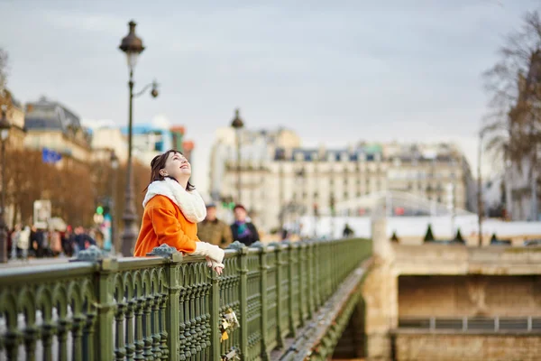 Feliz joven turista caminando en París — Foto de Stock