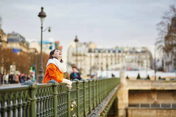 Happy young tourist walking in Paris — Stock Photo, Image