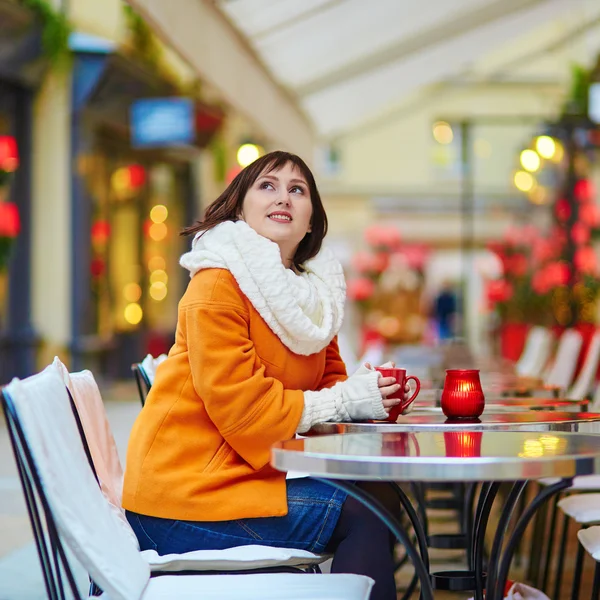 Gelukkig meisje, drinken koffie in een Parijse café — Stockfoto