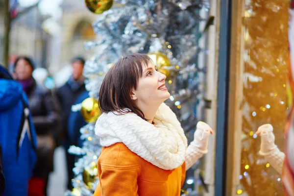 Chica mirando en un escaparate —  Fotos de Stock