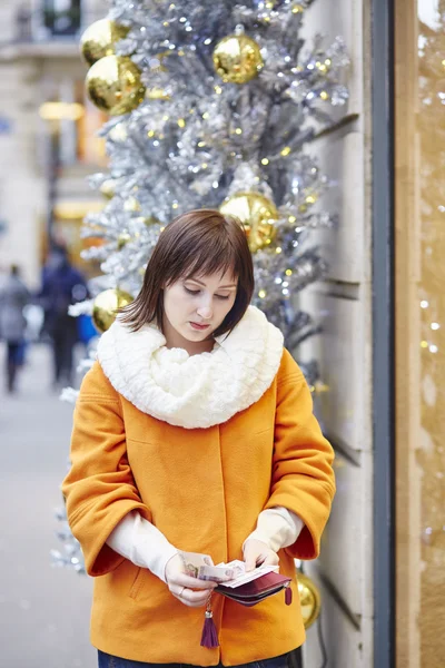 Preoccupato giovane donna in possesso di borsa nel centro commerciale — Foto Stock