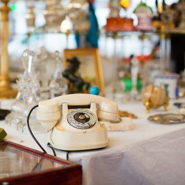 Parisli bir bit pazarı üzerinde Vintage telefon