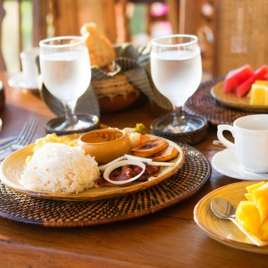 sarımsaklı pilav ile geleneksel Filipinli Kahvaltı