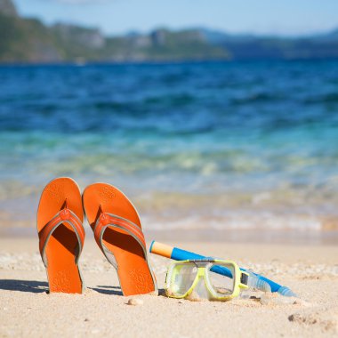 terlik, maske ve suya yakın kum plaj şnorkel