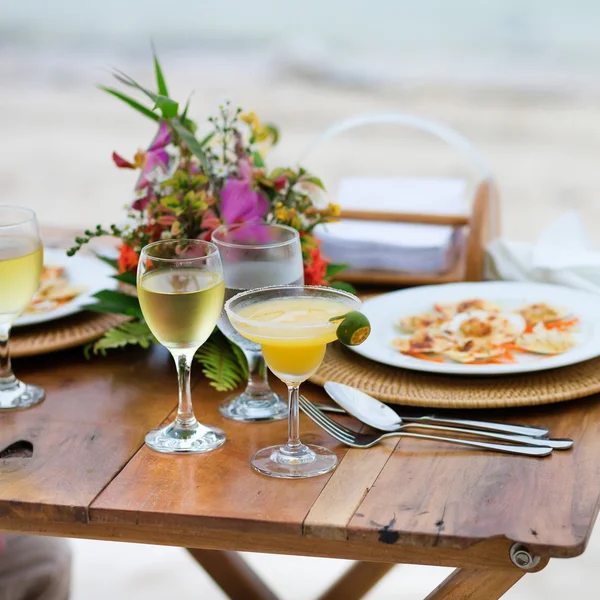 La cena romántica servida para dos en la playa — Foto de Stock