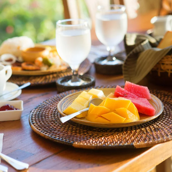 Delicioso café da manhã saudável com seleção de frutas e café — Fotografia de Stock