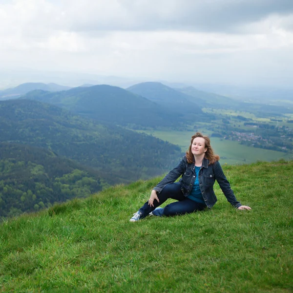 Flicka sitter på sluttningen av vulkan i auvergne — Stockfoto