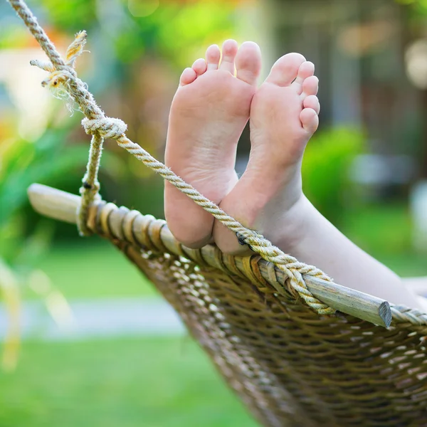 Donna che si rilassa in amaca su un resort tropicale — Foto Stock
