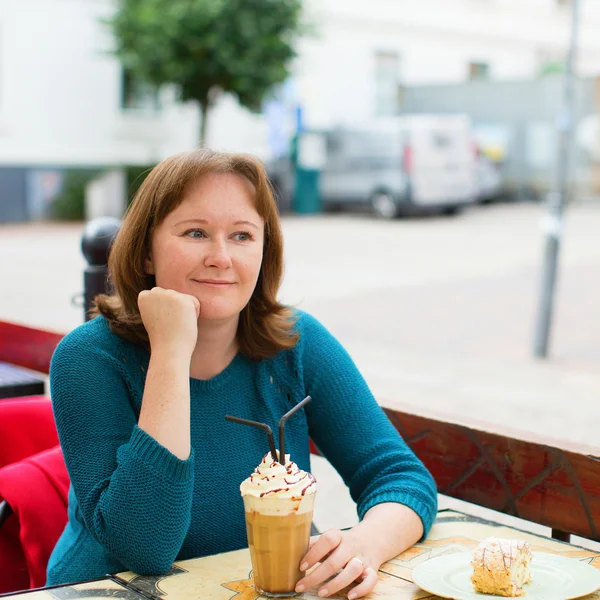 Chica en un café al aire libre — Foto de Stock