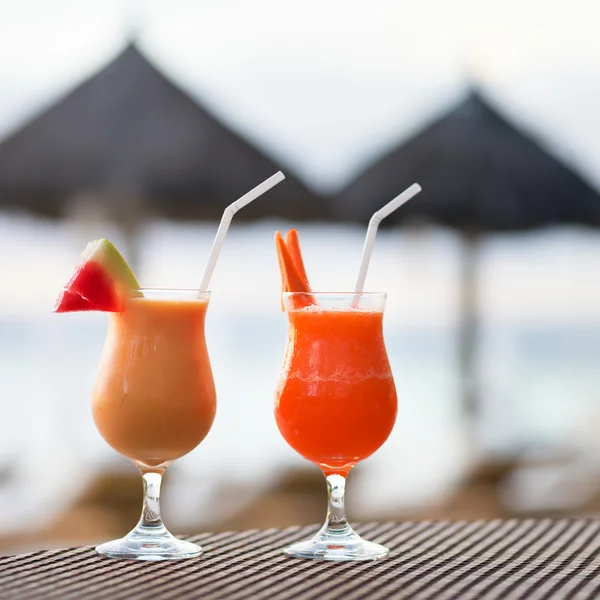 Zwei frische Säfte an einem tropischen Strand — Stockfoto