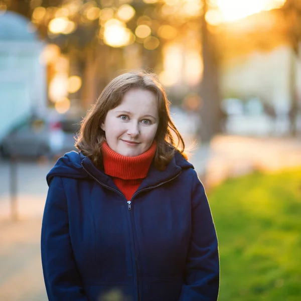 Lächelnde junge Frau im Freien bei Sonnenuntergang — Stockfoto