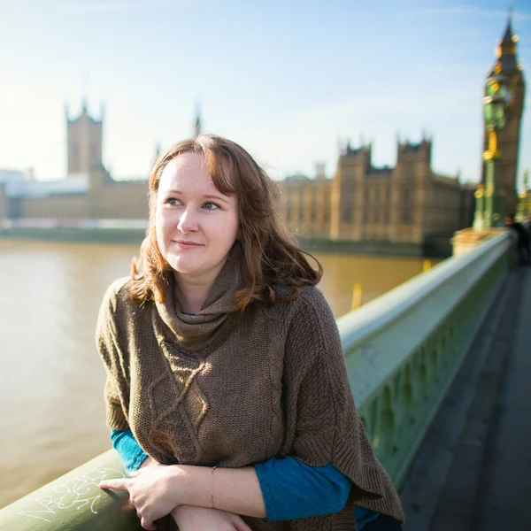 Jovem turista em Londres na ponte Westminster — Fotografia de Stock