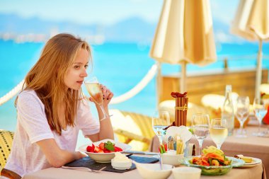bir sahil restoranı güzel genç kadın
