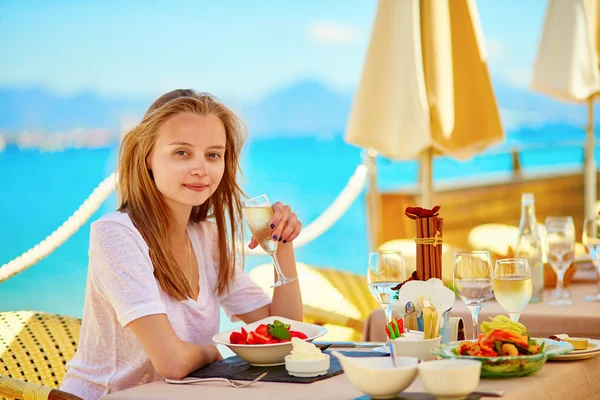 Piękna młoda kobieta w restauracji na plaży — Zdjęcie stockowe