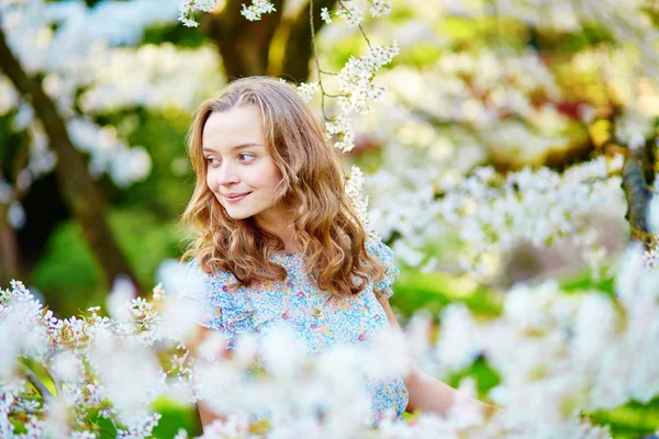 Belle fille dans le jardin de fleurs de cerisier — Photo