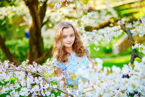 Menina bonita no jardim flor de cerejeira — Fotografia de Stock