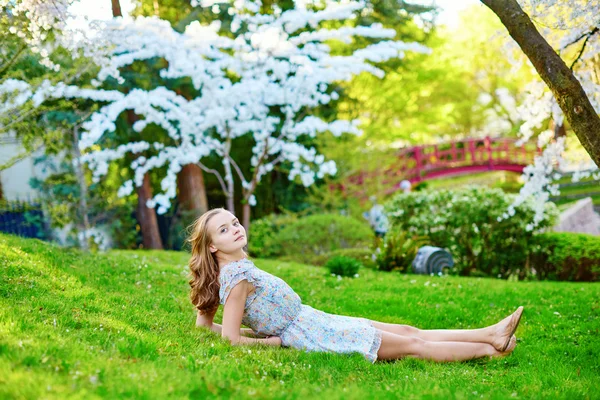 Bella ragazza in giardino di fiori di ciliegio — Foto Stock