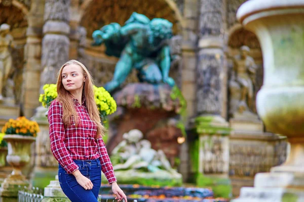 Młoda dziewczyna w ogrodzie Luxembourg w Paryżu — Zdjęcie stockowe