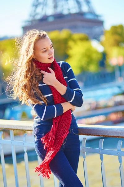 Красивая девушка в красном шарфе осенью в Париже — стоковое фото