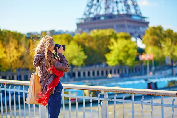 Turista em Paris tirando fotos da Torre Eiffel — Fotografia de Stock