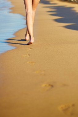 Sahilde bir kadınla dans edenlerin bacaklarını closeup