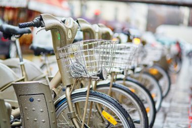 Yağmur altında Paris genel bisikletler