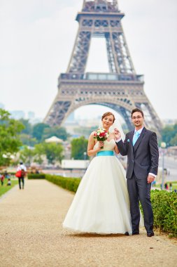 Evli çift Paris'te Eyfel Kulesinin yakınında
