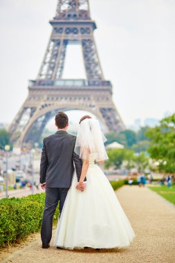 Evli çift Paris'te Eyfel Kulesinin yakınında