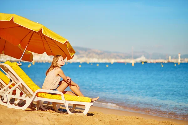 Chica relajándose en una silla de playa cerca del mar —  Fotos de Stock