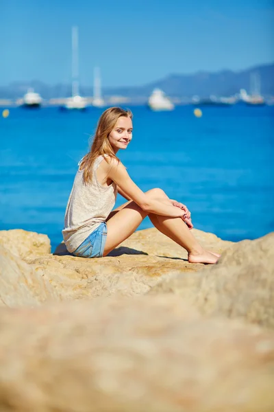 Menina bonita desfrutando de suas férias junto ao mar — Fotografia de Stock