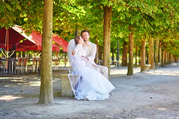 Manželský pár v zahradě tuileries v Paříži — Stock fotografie