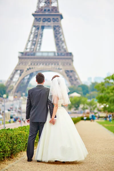 Coppia sposata a Parigi vicino alla Torre Eiffel — Foto Stock