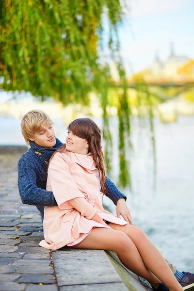Jóvenes citas pareja en París cerca del Sena —  Fotos de Stock